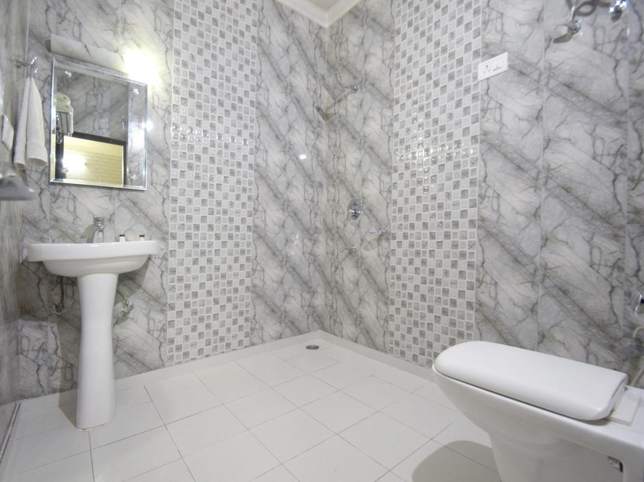Oyo 5540 Etiler Hotel Katra  Bagian luar foto